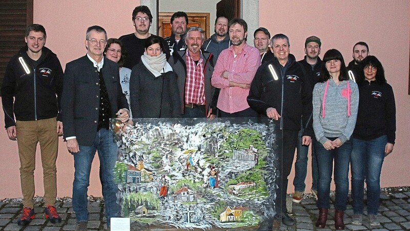 Bürgermeister Markus Ackermann übergab dem Trenckverein ein Gemälde der Malerin Gertrud Kilgert.