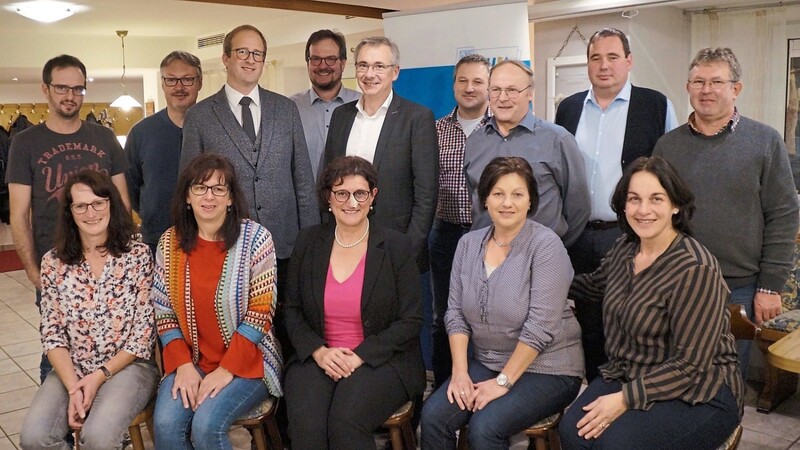Wahlleiter und stellvertretender Landrat sowie CSU-Kreisvorsitzender Werner Bumeder (stehend in der Mitte) mit 13 der 20 Kandidaten für die CSU-Marktratsliste.