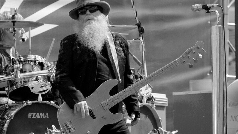 Dusty Hill bei einem Konzert in Concord (USA) im Jahr 2015. Der Bassist von ZZ Top ist im Alter von 72 Jahren gestorben.