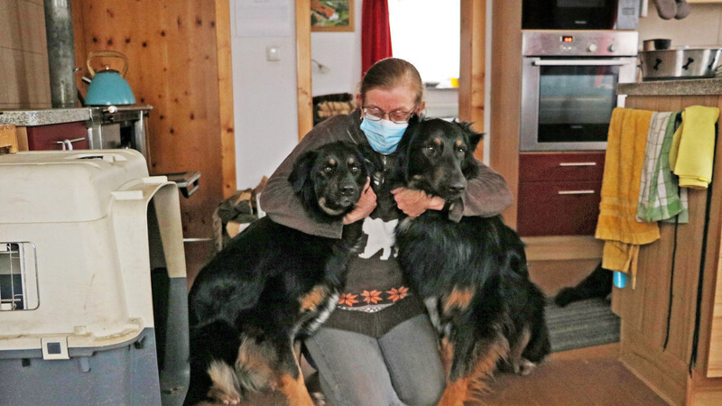 Gabi Schönhammer mit ihren Mischlingshunden Ronja und Remus. Sie stehlen auch dem schönsten Essen die Show. Bilder mit ihnen bekommen stets besonders viele Likes.