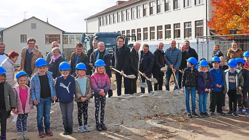 Allen Grund zur Freude hatten Oberbürgermeister Moser (M.), Stadträte, Bauverantwortliche und vor allem die Kinder der Grundschule Mietraching beim Spatenstich für den Neubau und die Erweiterung.