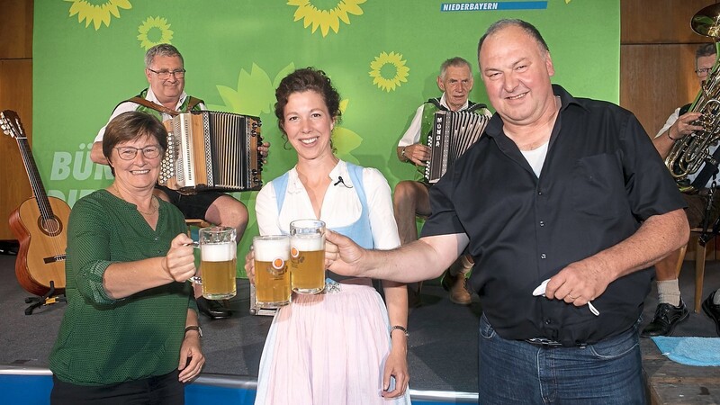 Startet mit Bier in den Wahlkampf: Grünen-Direktkandidatin Maria Krieger (M.) flankiert von MdB Erhard Grundl und MdL Rosi Steinberger.