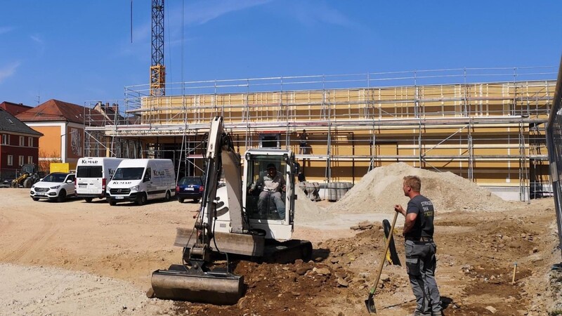 Der Neubau des Netto-Marktes wächst in die Höhe. Der Bauausschuss fasste den Satzungsbeschluss für den Bebauungsplan "Sondergebiet Prosslhof".