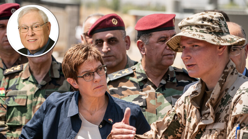 Truppenbesuch in Erbil im Irak: Annegret Kramp-Karrenbauer spricht mit einem Soldaten der Bundeswehr, der die Ausbildung kurdischer Peschmerga unterstützt.