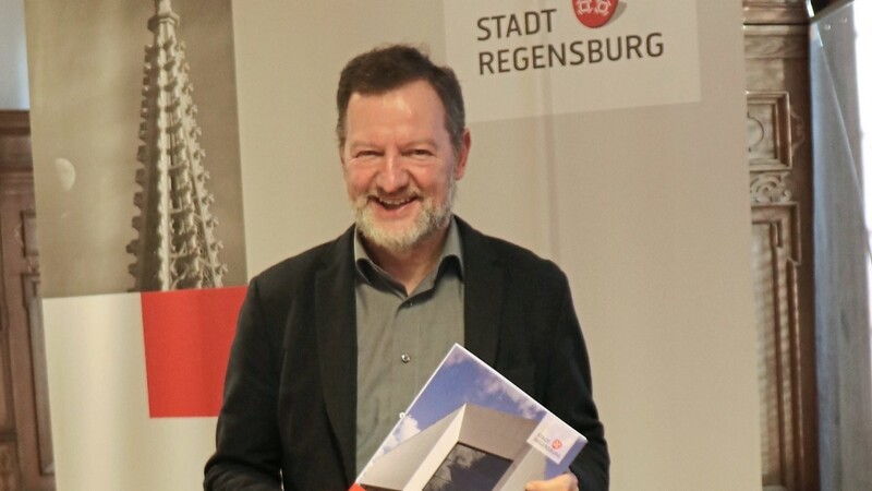 Anton Sedlmeier mit seinem Statistischen Jahrbuch.