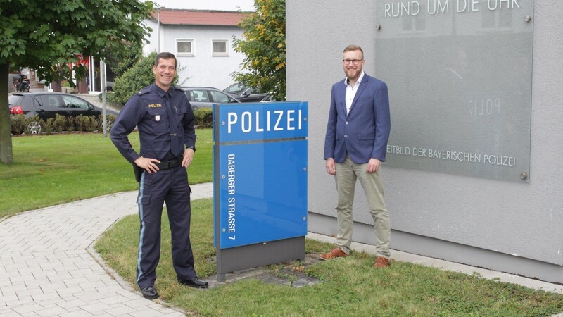Sevn Buhl (38, rechts) tritt zum 1. Oktober die Nachfolge von Vincent Bauer (links) als Leiter der Polizei-Inspektion Furth im Wald an. Bauer wechselt ins Polizeipräsidium nach Regensburg.