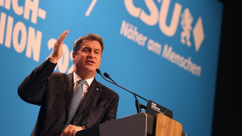 CSU-Chef und Ministerpräsident Markus Söder - hier beim kleinen Parteitag seiner Partei im April - muss in Augsburg unter dem Eindruck der Krisenlage auf das Wahljahr 2023 einstimmen.