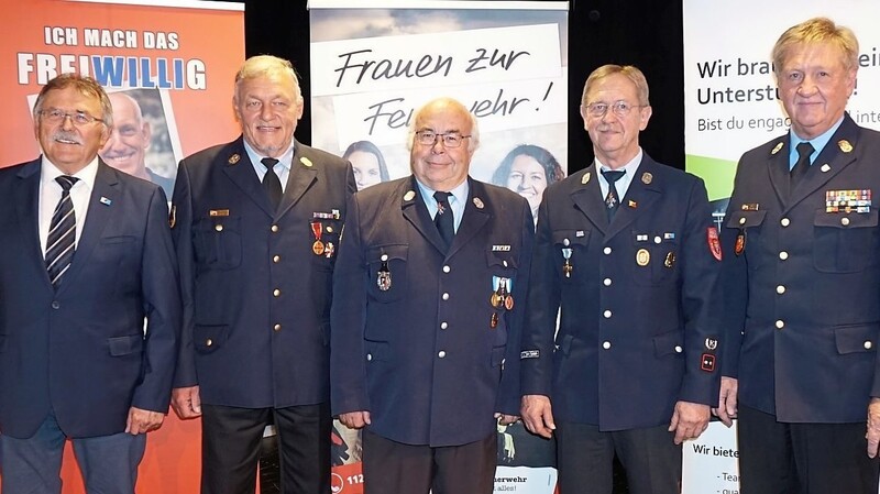 Am 10. Oktober 1997 wurde die Wiedergründung des Kreisfeuerwehrverbandes Regensburg abgeschlossen (von links): Willibald Hogger, Theo Gruschka, Josef Eder, Willibald und Wolfgang Scheuerer.