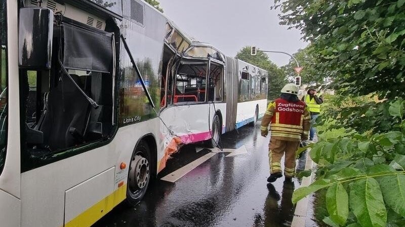 Der stark beschädigte Linienbus an der Unfallstelle in Langenhagen.