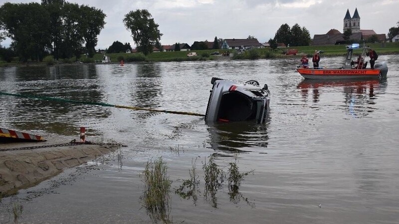 Im Osterhofener Ortsteil Thundorf landete am Montagnachmittag ein Auto in der Donau. Der Fahrer blieb zum Glück unverletzt.