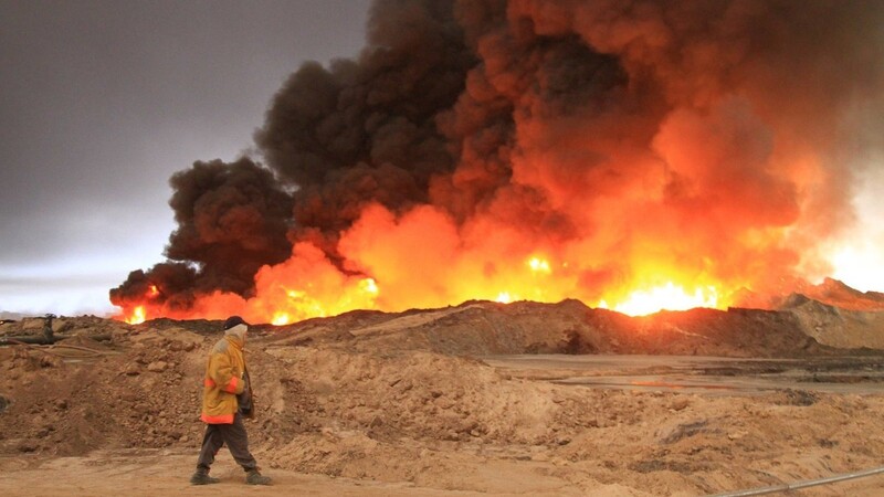 Ob als Indikator für einen militärischen Konflikt oder als Kriegsgrund ? Öl spielt in etlichen Krisen im Nahen Osten eine tragende Rolle. Das Bild zeigt Flammen über einem Förderfeld im Irak, das 2016 vom IS in Brand gesetzt wurde.