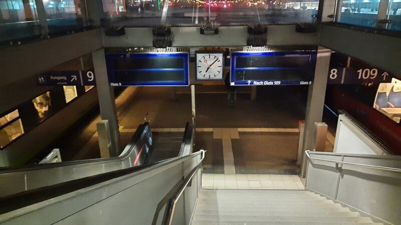 Dunkle Bahnsteige, schwarze Anzeigetafeln: Der Hauptbahnhof musste am Mittwoch vorübergehend mit der Notbeleuchtung auskommen.
