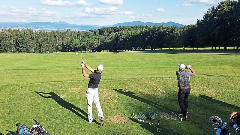 Golf-Pro Darren Hillier (rechts) analysiert die Bewegungsabläufe beim Abschlag von Alois Vogl (links) und Georg Wilde und hilft mit Tipps, diese Abläufe zu optimieren.