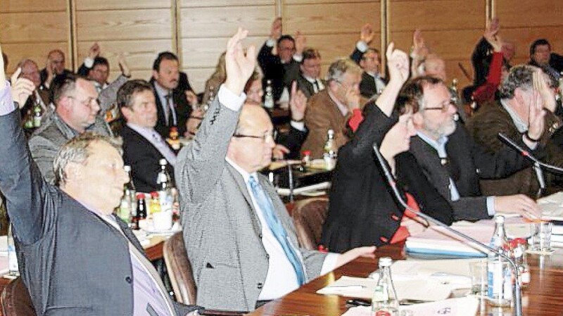 Das war im Dezember 2011: Die Mehrheit der Kreisräte stimmt für den Einstieg der Sana AG bei den Kreiskliniken. Sieben Ratsmitglieder votieren gegen den Verkauf der Mehrheitsanteile.