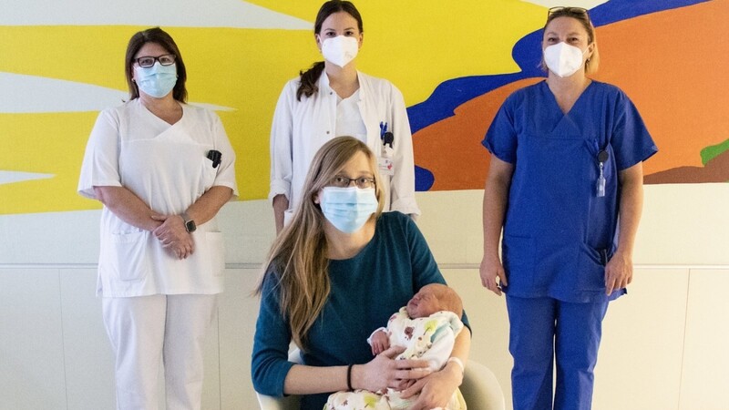 Krankenschwester Karola Wimmer, Oberärztin MUDr. Karmen Holocsiova und Hebamme Alexandra Wimmer-Bach (hinten von links nach rechts) gratulierten Michaela Reiser herzlich zur Geburt ihres "Neujahrsbabys" Thomas.