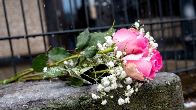 Blumen liegen im Stadtteil Alsterdorf vor dem Eingang zu einem Gebäude der Zeugen Jehovas.