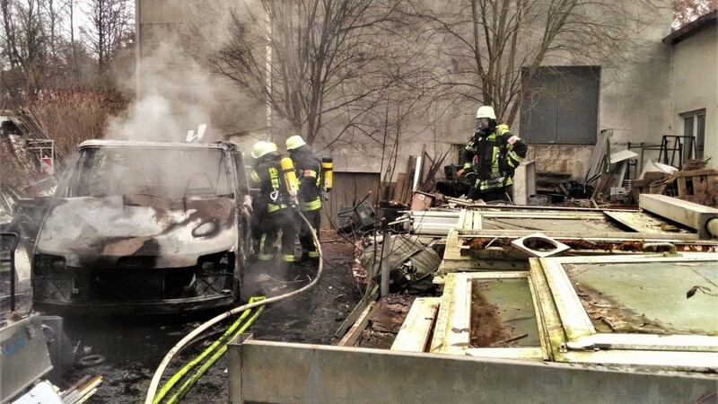 Atemschutzgeräteträger löschten das brennende Fahrzeug.