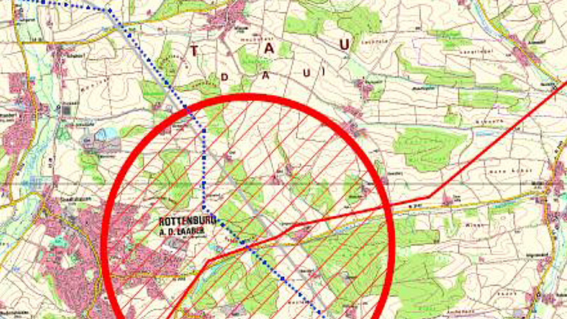 Auf der Landkarte ist der Suchraum für das gemeinsame Umspannwerk von Tennet und Bayernwerk rot eingefärbt. Blau markiert ist der Punkt des bestehenden Mittelspannungsschaltwerks, das zum Umspannwerk ausgebaut werden muss.  Quelle: Tennet