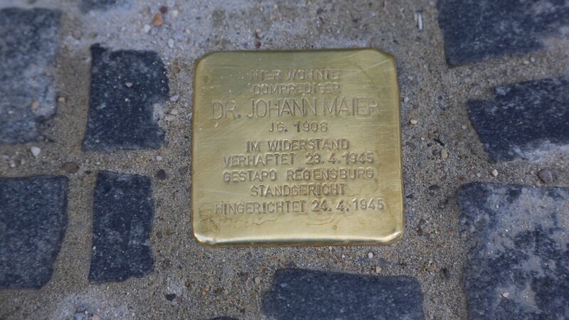 Auf dem Stolperstein sind Name, Geburtsjahr, das Jahr und der Ort der Deportation sowie Angaben zum Schicksal Johann Maiers eingraviert