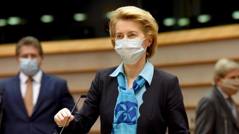 EU-Kommissionspräsidentin Ursula von der Leyen kommt ins Europaparlament hat im Auftrag der EU-Staats- und Regierungschefs ein Wiederaufbauprogramm entworfen.