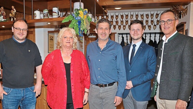 Der scheidende Vorsitzende Albert Spitzer (rechts) und Wahlleiter Benedikt Flexeder (2. von rechts) gratulierten der neuen Vorstandschaft (v. l.)Korbinian Pflügler, Sabine Weise und Josef Deliano.