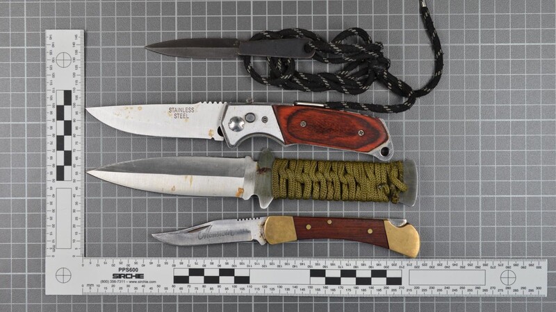 Bundespolizisten stellten diese vier Messer sicher.