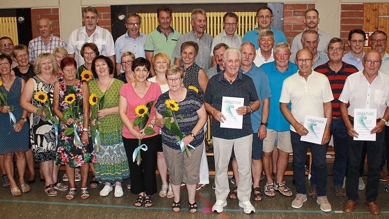 Zahlreiche Mitglieder des SV Mietraching wurden für ihre Vereinstreue geehrt.