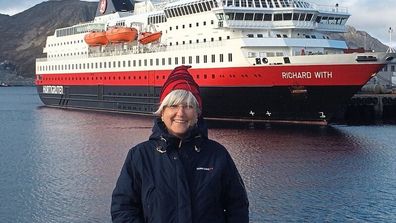 Gaby Ganserer vor einem Postschiff der Hurtigruten.