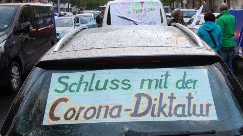 Der Begriff "Corona-Diktatur" wird auf Demonstrationen gegen die Corona-Maßnahmen immer wieder verwendet.