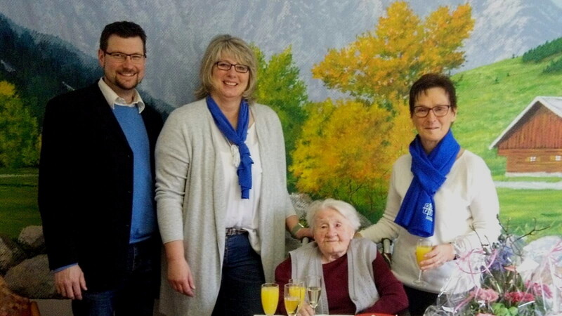 Bürgermeister Paul Roberger sowie (v.li.) Andrea May und Maria Reiner vom KDFB Haibühl-Ottenzell gratulierten Katharina Maurer am Rosenmontag zu ihrem 106. Geburtstag.