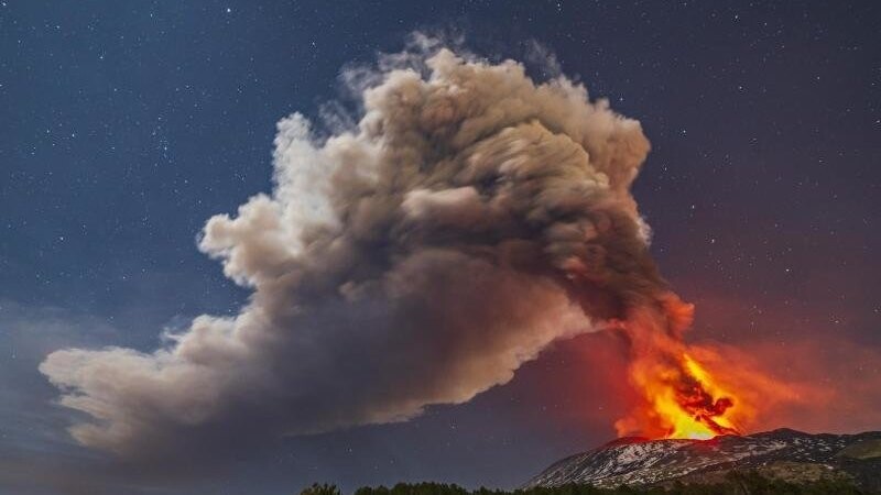 Auf Sizilien ist der Vulkan Ätna erneut ausgebrochen.Gestern sei eine erhöhte Aktivität gemessen worden, wie das nationale Institut für Geophysik und Vulkanologie mitteilt.