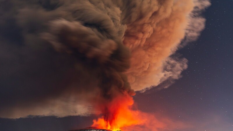 Rauch steigt aus einem Krater des Ätna, dem größtem aktiven Vulkan in Europa, auf. Auf Sizilien ist der Vulkan Ätna erneut ausgebrochen. Am Donnerstagabend, 10.02.2022, sei eine erhöhte Aktivität gemessen worden, teilte das nationale Institut für Geophysik und Vulkanologie mit.