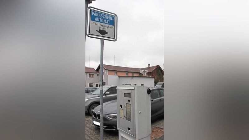 Bislang werden die Parkgebühren in Deggendorf per Münzeinwurf gezahlt, die CSU-Stadtratsfraktion wünscht sich eine zusätzliche Option per Smartphone-App. Die Verwaltung wird nun Vor- und Nachteile prüfen, bevor der Verkehrsausschuss eine Entscheidung trifft