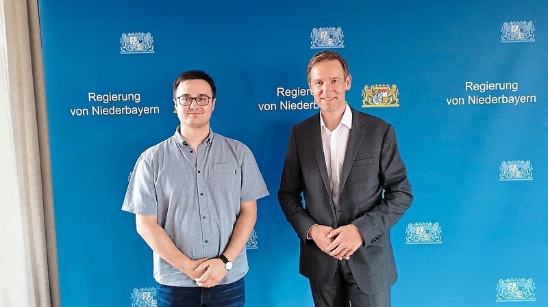 Sparkassen-Auszubildender Sebastian Ciesla (links) mit Regierungspräsident Rainer Haselbeck beim Ferienseminar.