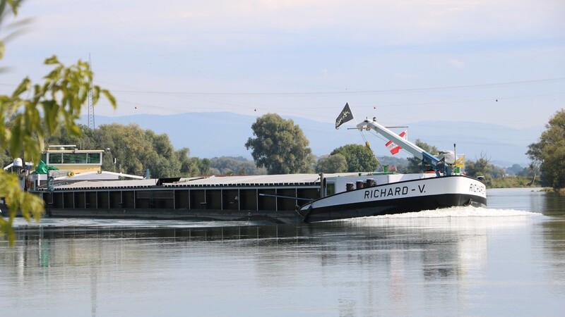 Ein Güterschiff fährt auf der Donau bei Reibersdorf. Der nicht ausgebaute Donauabschnitt zwischen Straubing und Vilshofen gilt als Engpass.