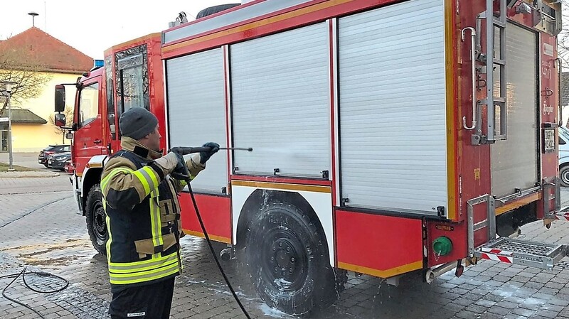 Der Gerätewart der Freiwilligen Feuerwehr reinigt die Fahrzeuge aus Sicherheitsgründen alleine.