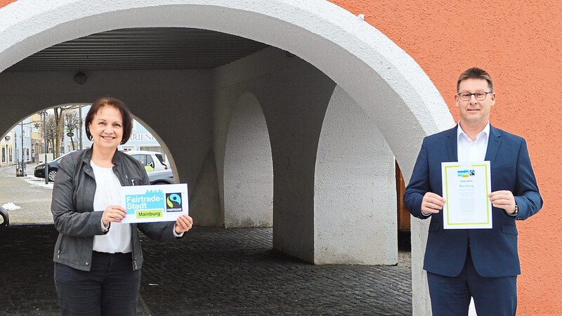 Elisabeth Krojer, Sprecherin der Fair-Trade-Steuerungsgruppe, mit Bürgermeister Helmut Fichtner.