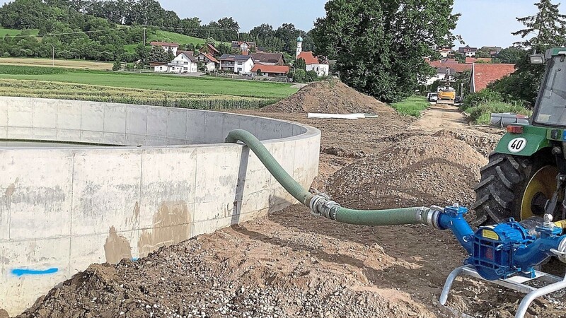 Das Wassersammelbecken in Hörmannsdorf ist fertiggestellt, die provisorische Baustellenzufahrt wird aktuell zurückgebaut.
