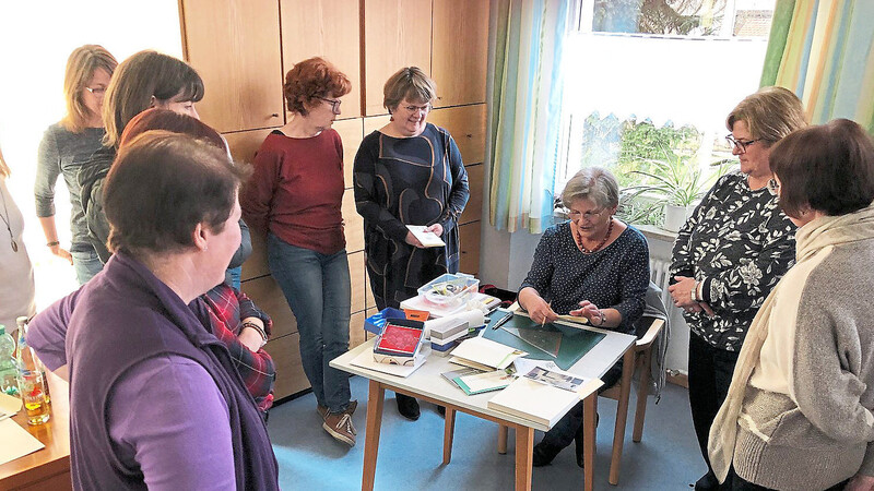 Hannelore Wagner aus Rottenburg führte 15 Teilnehmerinnen des Frauenbundes in die Kunst des Schönschreibens ein.