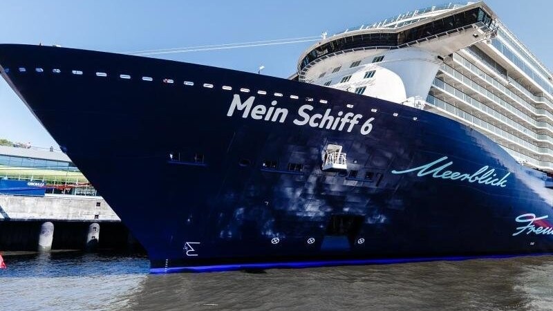 "Mein Schiff 6" hier festgemacht im Hamburger Hafen. Auf dem Kreuzfahrtschiff der Reederei Tui Cruises sind mehrere Besatzungsmitglieder positiv auf das Coronavirus getestet worden.