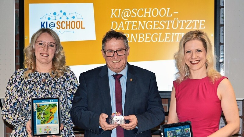 Susanne Plendl, Günter Schuster und Rektorin Regina Bertolini (von links) begrüßen die Möglichkeiten, die KI im Bildungsbereich bietet.