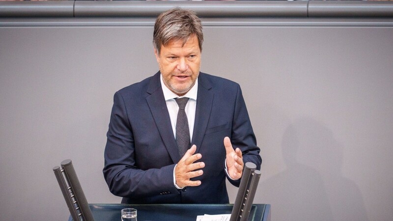 Wirtschaftsminister Robert Habeck hat im Bundestag versichert, dass sich Deutschland auf russische Sanktionen einstellt.