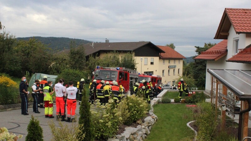 Zahlreiche Feuerwehren wurden zu dem Wohnhausbrand in Lederdorn beordert.