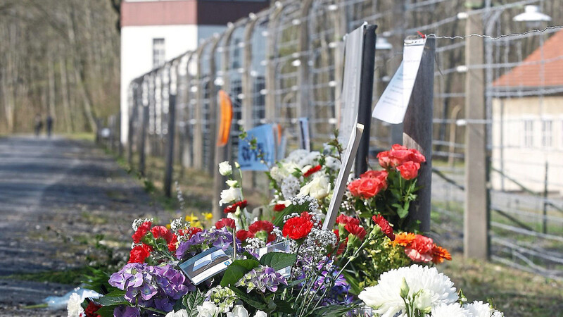 Blumen in der KZ-Gedenkstätte Buchenwald. Im April 1945 führte ein Todesmarsch von Buchenwald in die Oberpfalz, die Häftlinge marschierten durch Wörth. Es kam zu grauenhaften Szenen.