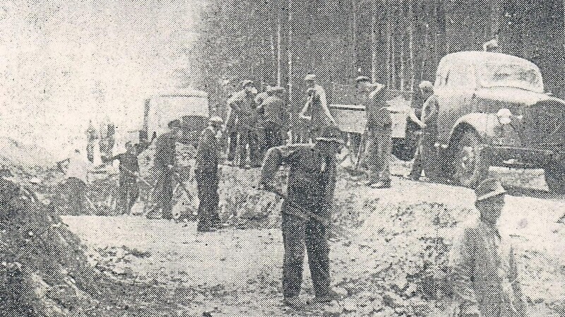 Bauarbeiten 1953 an der Straße Harrling-Zandt. Über 50 Mann waren dabei in drei Trupps beschäftigt.