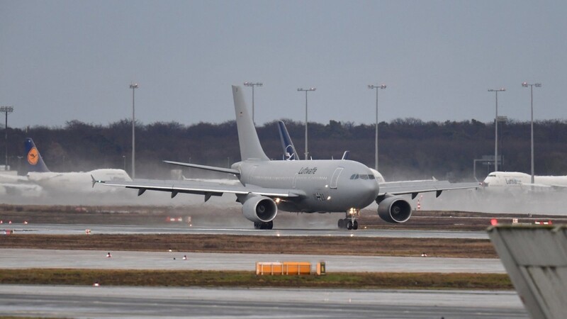 Der Airbus A310 "Kurt Schumacher" der Bundeswehr und eine Maschine der Bundesrepublik Deutschland kommen auf dem Flughafen Frankfurt am Main an.