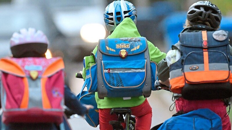 Viele Kinder sind schon vor der Fahrradprüfung in der vierten Klasse sicher genug, um alleine zur Schule radeln zu können.
