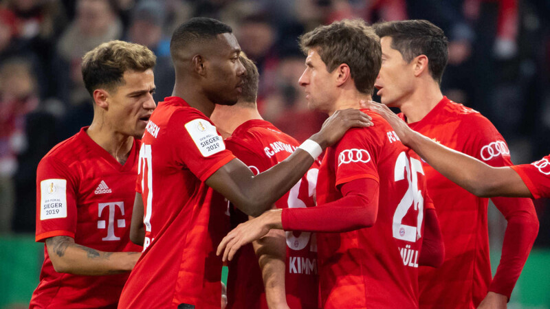 Jubel beim FC Bayern nach Thomas Müllers (2.v.r.) Tor zum 2:1-Zwischenstand.