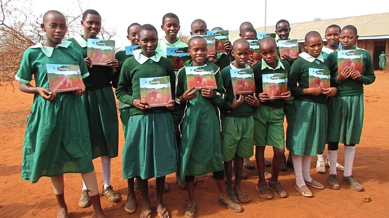 Beim Besuch im März hatte Johannes Viehhauser Bücher im Gepäck, die der Verein für Schüler in der Amboseli-Region gekauft hat.
