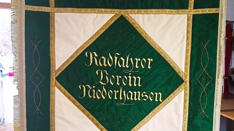 In neuem Glanz zeigt sich die restaurierte Fahne des damaligen Radlervereins Immergrün, der VfR will sie bei passender Gelegenheit der Öffentlichkeit präsentieren.